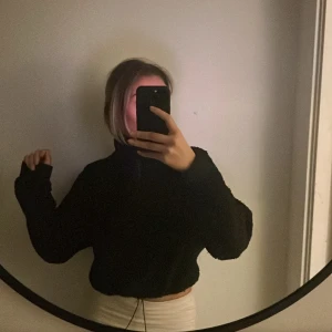 Jätte mysig teddy ’’tjockare kofta’’ - Säljer denna då den ej kommer till användning, dragkedjan är inte hela vägen ner, strl xs men sitter som S! Btw du kan skystera den tightare och större!!