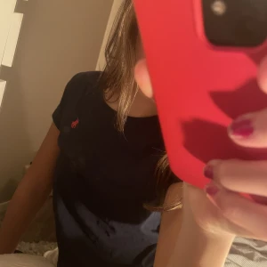 Ralph lauren - Jättefin ralph lauren       t-shirt som kan användas för någon från 12-14 år🩷🩷fajt ingår inte