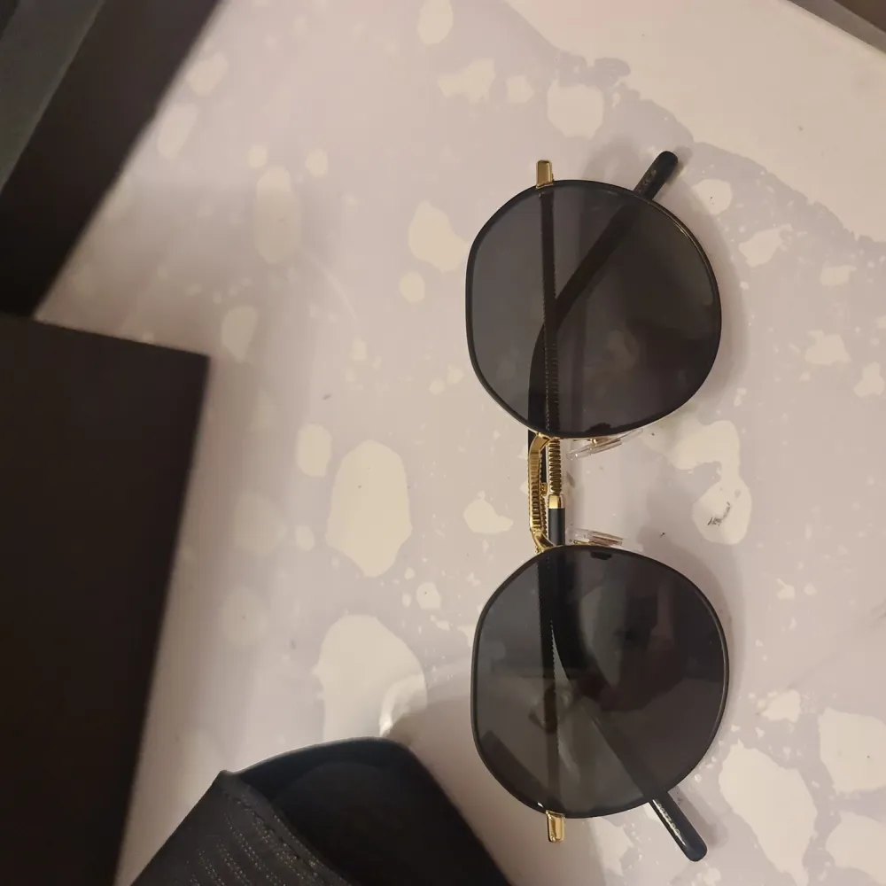 Solglasögon Dolce Gabbana  Aldrig använda, inklusive fodral  Ny pris 3000  Pris 1500 kr. Accessoarer.