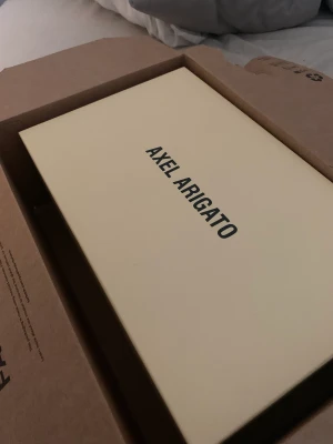 NYA ARIGATOS - eleganta arigatos som endast använt en gång då jag tog en strl för stor. Som nya då ja har kvar paketet samt får man med sig påse.  Köpt för 2450 säljer för 2200 Pris diskuteras🌸