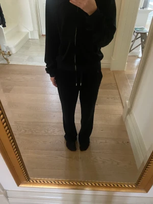 Svart juicy couture set barn/ungdom - Svart set med patch pocket byxan. Byxa 12-13 år Jacka 14-15 år Passar stl 150-160 ca. Tyvärr har midjeresåren inne i mudden snurrat sig, var så vid inköp. Inget som syns dock.