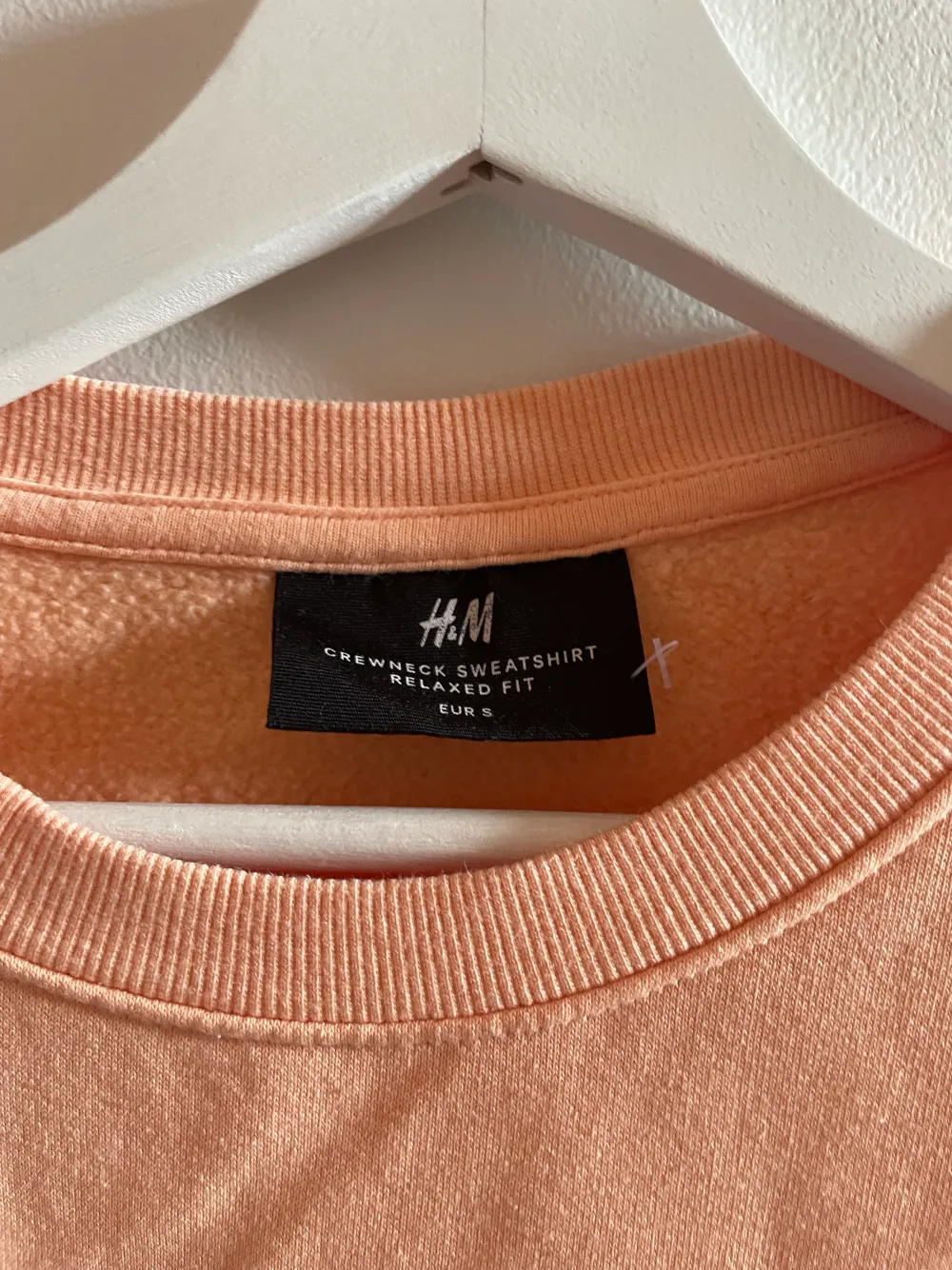 Sweatshirt från HM i man modell. Aprikosfärgad. En storlek S i man så oversized. Använd fåtal gånger, bra skick. Säljer då den inte kommer till användning. Köparen står för frakten ❤️. Hoodies.