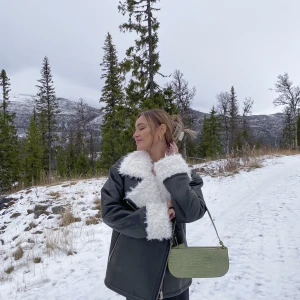 PU jacka med fakefur  - Säljer denna helt oanvända jacka med prislapp kvar. 