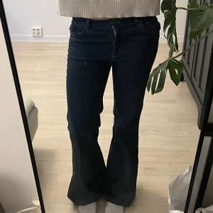 Bootcutjeans  - Mörkblå bootcutjeans. Från märket Shout. Säljer för att jag inte får så mycket användning av dem, så jag har liknande. Står storlek 40 men passar mig som brukar ha 36/38 i byxor💕