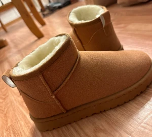 Vinterskor - Vinterskor i Uggstil.  Endast använda 1 gång så mycket fint skick! 