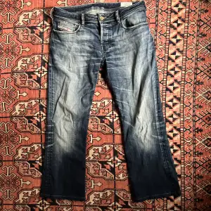 Low waist bootcut diesel jeans, de är lite för korta för mig som är 170 så skulle säga att de passar runt 160-165. 