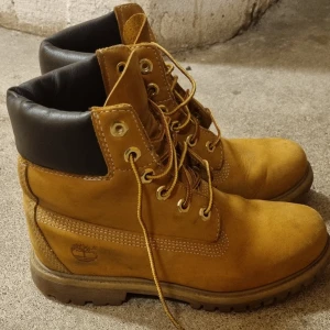 Timberland 38 - Använda en säsong. Tyvärr för små för mig. 