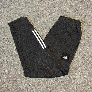 Adidasbyxor  - Ett par gråa Adidasbyxor i ett lite tjockare material, endast använd ett fåtal gånger så i bra skick! Men 