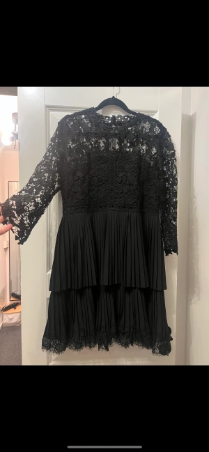 Fest klänning zara  - Använd 1 gång. Ingen anmärkning jätte fin! Storlek L från zara 