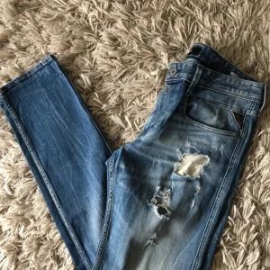 Replay Anbass jeans - Tjo, nu säljer jag dess populära Replay anabass jeans till ett resonabel kostnad på bara 299 kr, original 1700 kr. I ett svin bra skick 8/10. Fler bilder finns och Priset sitter inte i sten storleke 34:34