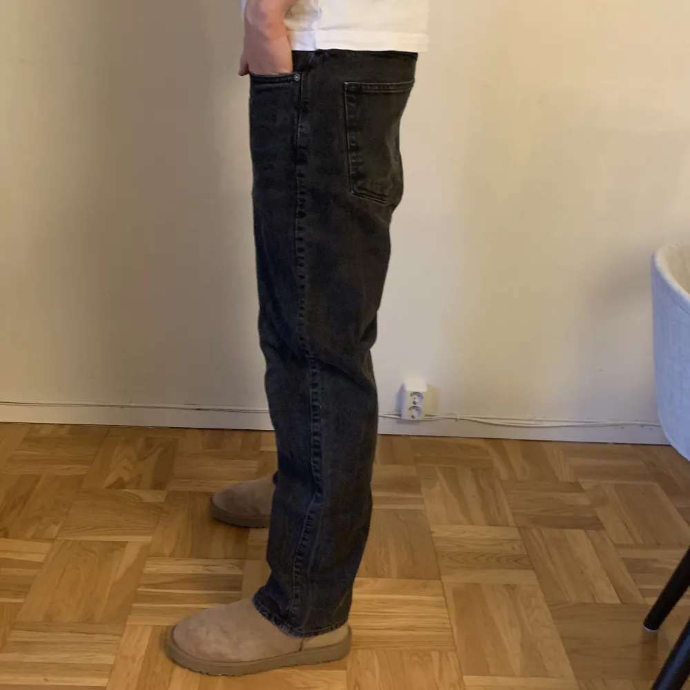 Säljer ett par feta weekday jeans. Passformen är mer baggy/straight och dom passar perfekt till ett par uggs! Modellen på bilden är 190  Skriv ifall ni har mer frågor eller vill ha mer bilder. Jeans & Byxor.