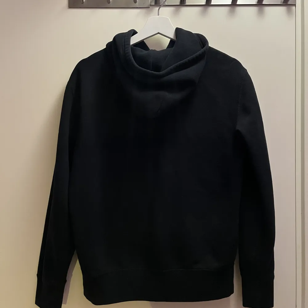 Säljer denna härliga hoodie som är perfekt för vintern! Köpt på boozt.  Sparsamt använd. Kom pm vid funderingar!. Hoodies.