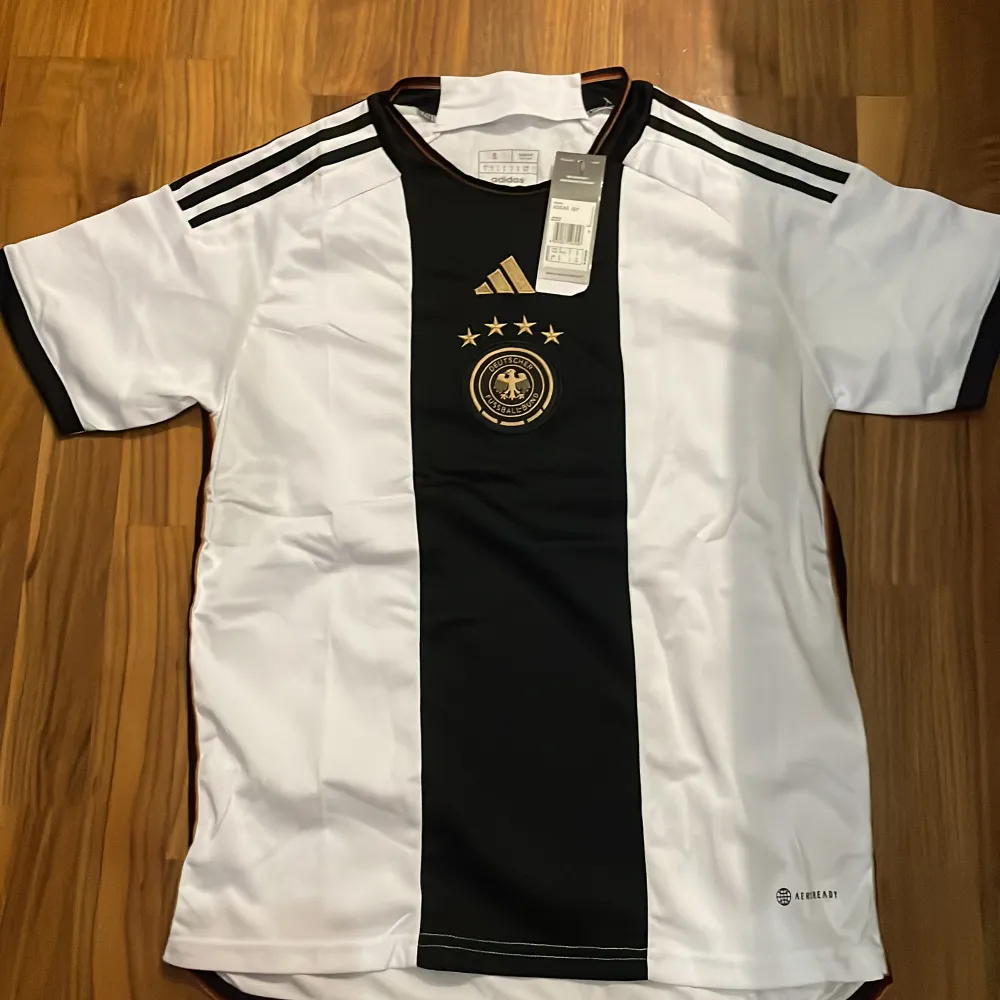 En riktigt fräsch och ny Tyskland fotbollströja, aldrig andvänd  Priset kan diskuteras vid snabb affär. T-shirts.