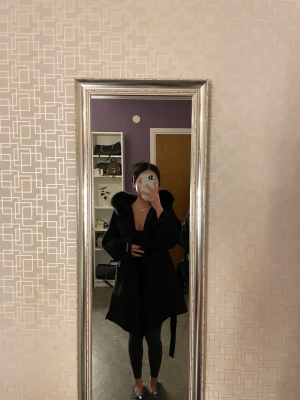 Kappa med äkta päls - Säljer denna kappa från Garoff strl XS med äkta päls som är använd ett fåtal gånger förra vintern. Ordinarie pris 2500kr, säljs för 1000kr. Kan mötas upp i Stockholm eller Sundsvall.