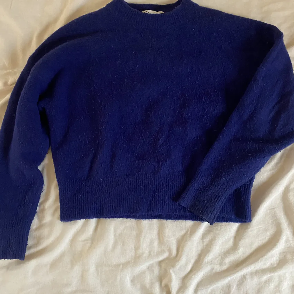 Superfin stickad tröja i en unik blå nyans och med en bra passform 💙. Tröjor & Koftor.