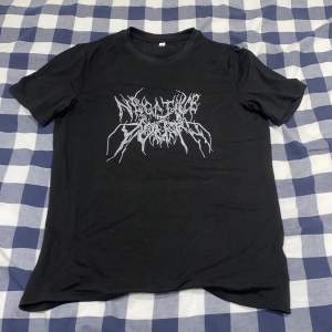 En svart t-shirt med text där det står ”negative youth”. Har inte använts mycket alls kanske 4 gånger. Den har skönt material. 