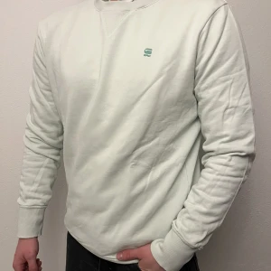 G Star Sweatshirt - Riktigt snygg G Star Raw Sweatshirt i storlek M (mot det större hållet, passar nog L fint). Andvänd minimalt, inga fläckar, hål eller defekter. Färgen är mint-grön, mer bilder kan skickas.