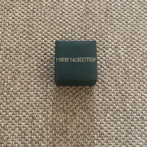 Maria Nilsdotter halsband - Säljer nu detta super fina Maria Nilsdotter halsband eftersom det inte längre kommer till användning, hör gärna av dig vid intresse💗💗 