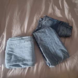 Säljer 2 par blåa jeans tsm med ett par blåa shorts som inte används längre. Dem mörkblå jeansen saknar tyvärr en knapp men det syns inte när dem är knäppta🫶🏻🫶🏻🫶🏻