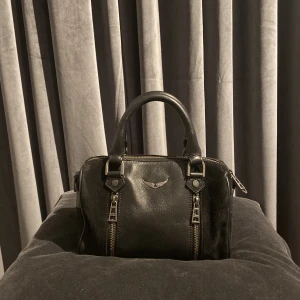 Zadig väska - En superfin zadig & voltaire väska! Den har fina detaljer i mocka på sidorna av väskan. Axelremsband medföljer. Hör av er vid frågor!💕