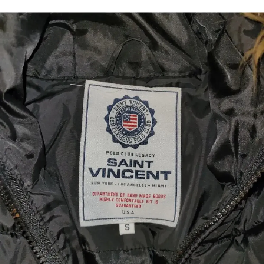Vinterjacka med fuskpäls i märket Saint Vincent, endast använd 1 vinter, storlek S. Utan några defekter. Perfekt nu till kylan. Kan fraktas, men köparen står för frakten💕. Jackor.