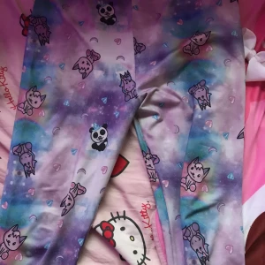 DS tights🦄 - Fina tights i storlek L, säljs inte längre i denna storlek💓 köparen står för frakten, jag står inte för postens slarv💜