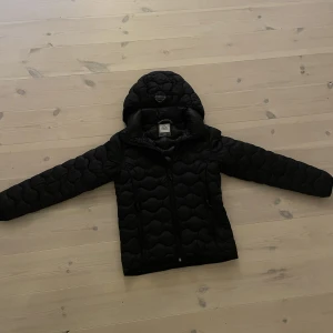 Svart jacka  - Svart lättvikts jacka från McKINLEY. Jackan är i fint skick! 