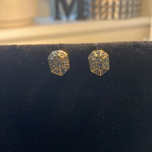 Örhängen 💕 - Grå guldiga örhängen som är super gulliga💕