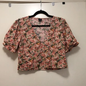 Blommig croptop  - Blommig croptop med puffiga ärmar. Använd någon enstaka gång. 