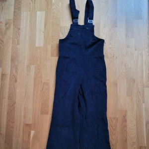 Manchester hängselbyxor  - Så coola hängselbyxor i manchester med hög midja och ganska vida ben, sitter tight över rumpan och låren. Står ingen storlek, sitter som xxs-xs.