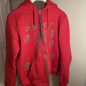 Street tag rhinestone - Säljer denna rhinestone hoodie då den är för liten. Skick: 7/10. Lägg gärna prisförslag och skriv dm för mer bilder eller frågor.