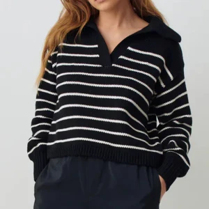 Svart stickad tröja - Säljer min fina V neck stickade tröja från Gina Tricot i storlek S💖 Den är i nyskick!😊