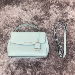 ✨MICHAEL KORS väska✨ - Säljer min äkta Michael kors väska som jag köpte i usa. Prislappen finns kvar men den är dock lite smutsig men det kan ni bara tar bort. Priset kan diskuteras vid snabb affär 🫶💞org priset: 2916kr mitt pris: 980kr