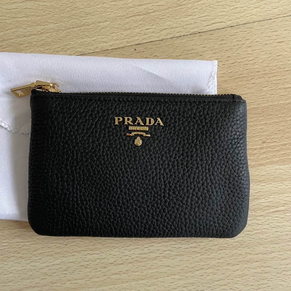 Plånbok från Prada . Väskor.
