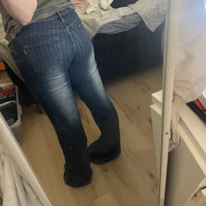 Vintage jeans - Säljer dessa ascoola vintage jeansen för en billig peng, då de tyvärr är aningen för stora på mig. Står ingen storlek i dem, men de är lite lite stora på mig som vanligtvis bär 38 och de är lite långa på mig som är 160 cm lång.
