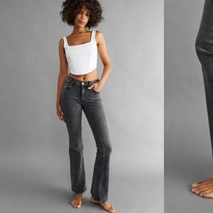 Snygga gråa bootcut jeans från Gina tricot 
