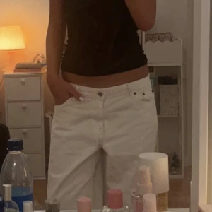 Lågmidjade jeans  - Säljer dessa as coola lågmidjade vita  jeanse då de inte kommer till användning. De är i mycket bra skick från DRDENIM. Pris kan diskuteras, hör av dig vid frågor 