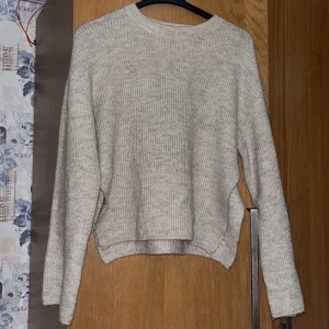 Stickad tröja  - Säljer en stickad tröja i fint skick i  storlek S använd fåtal gånger! Hör av dig för fler bilder eller vid frågor!
