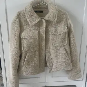 Mysig beige teddyjacka från Gina tricot med fickor 🥰 Knappt använd så i bra skick! 