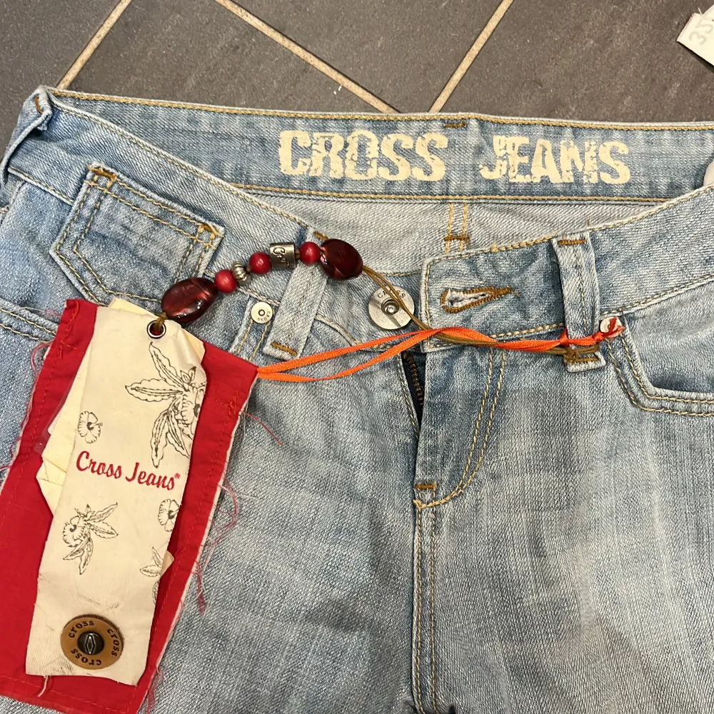 Lågmidjade jeans från Cross. Jättefina helt oanvända lågmidjade bootcutjeans med prislappen kvar. Säljer pga passar mig inte. Storlek: W29 L32💕💕. Jeans & Byxor.