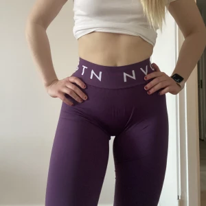 NVGTN Tights  - Lila tights från NVGTN, köpta second hand för 250 kr men i väldigt fint skick✨