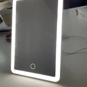 Smink spegel - Spegel med belysning nyskick laddare medföljer.