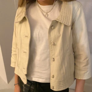 Trekvartsärmad läderjacka - Säljer denna trekvartsärmade läderjackan som är köpt Second hand. Storleken är M/L💞 jättebra skick och säljer för 300kr (exklusive frakt)!!🤍🤍 