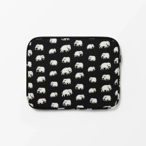 Svenskt Tenn Datorfodral, 38x28 - Datorfodral från Svenskt Tenn!🐘 Jättebra skick, inga skador etc.  Nypris 1300kr. Slutsåld på hemsida.  Skriv för fler bilder :)