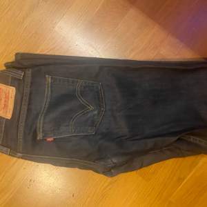 Ett par Levis jeans som är använda rätt mycjet