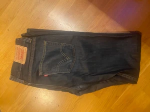 Levis jeans - Ett par Levis jeans som är använda rätt mycjet