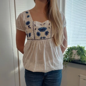 Säljer denna jättefina och söta blusen!! - Säljer denna jättefina vita blusen med fina broderade detaljer!!😍 I otroligt fint skick och använd fåtal gånger. I storlek L men skulle säga att den passar för storlek XS- M också. Det är bara att höra av sig om man undrar något!!💗 