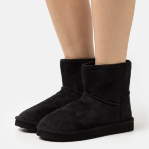 Uggs - Svarta uggs som aldrig använts. Helt nya, säljer pga attityd de var för stora! Skriv vid intresse❤️