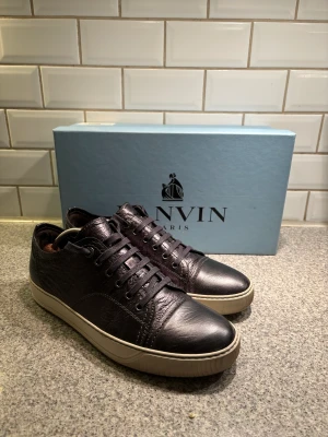 Lanvin skor - Hej! Säljer ett par tvärfeta Lanvins i storlek EU42, men sitter mer som 43or. Unik modell, nypris på dessa är 4500kr. Vi kommer att släppa dem för 1499. Skicket är 9/10, nästan nyskick. Låda och dustbags. Tveka inte på att höra av er vid några frågo