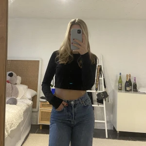 Crop Top - Svart Crop Top! Säljer pga av att jag inte använder plagget längre. Storlek: S. Skick: Bra, inte nopprig.